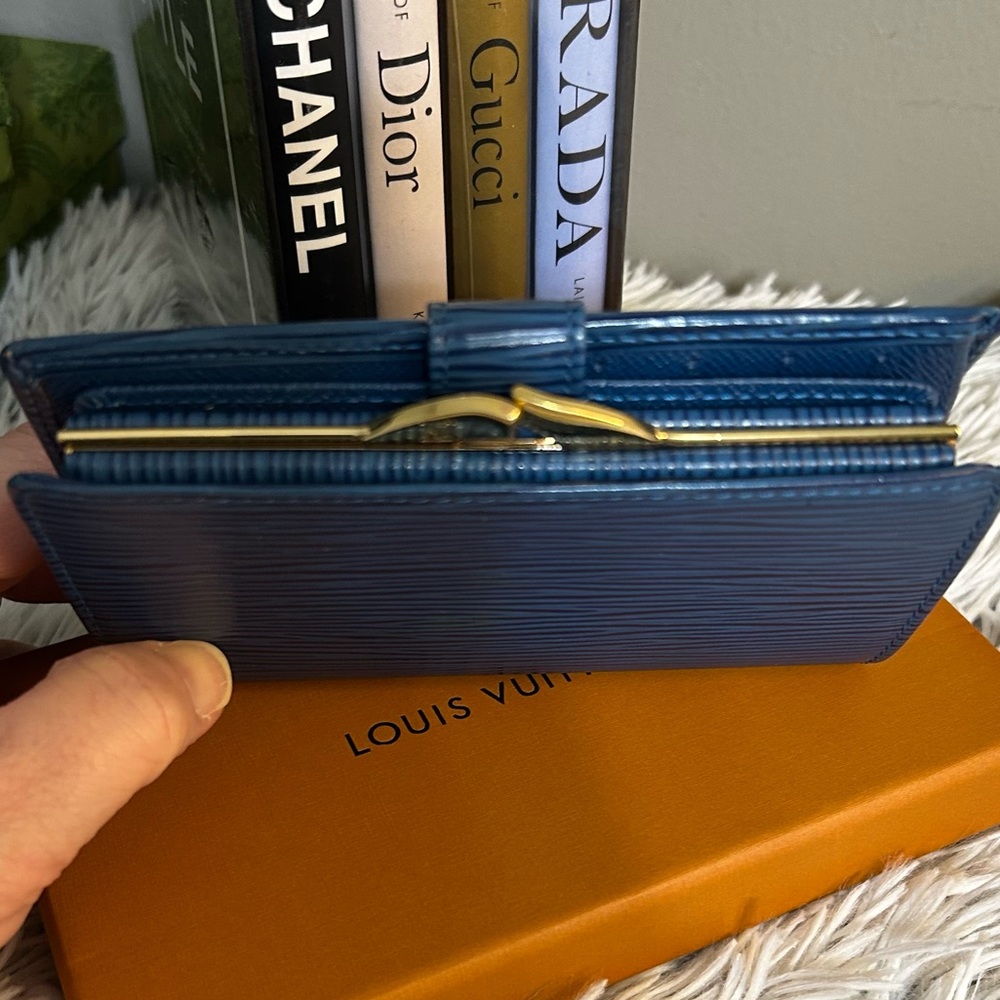 Like new Louis Vuitton Blue Epi Kiss lock Wallet - Picture 4 of 11